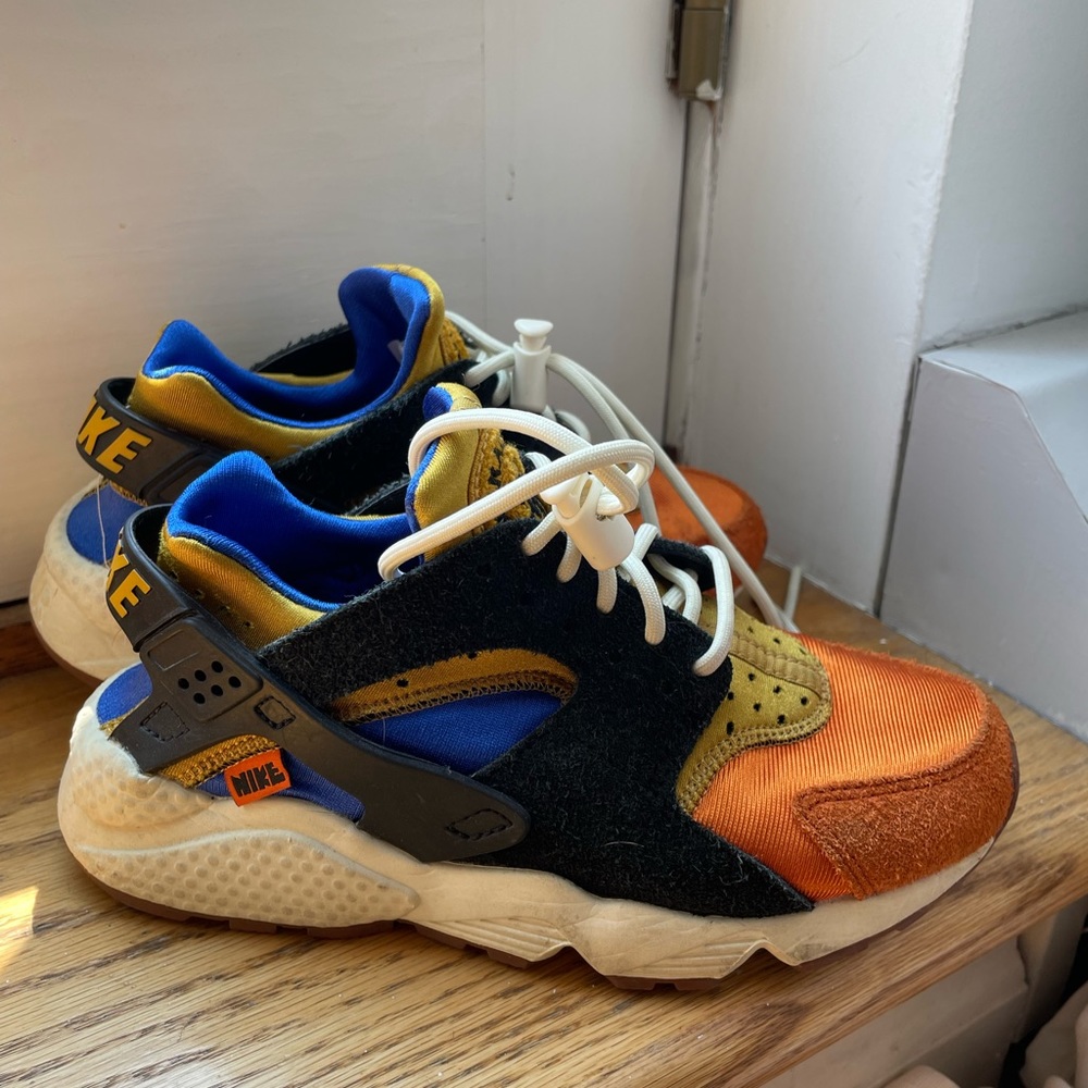 Women’s Nike Huarache Sneaker Size 5